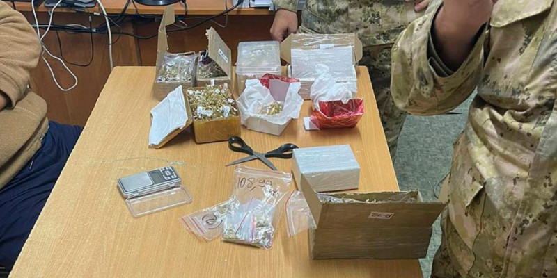 Елге заңсыз жолмен 48 келі алтын әшекей бұйымдарын әкелген азамат ұсталды