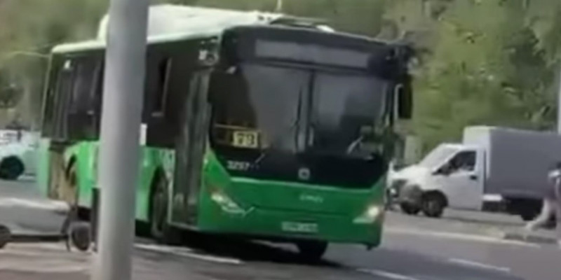Алматыда өздігінен жүріп кеткен автобус үш көлікті соқты (ВИДЕО)
