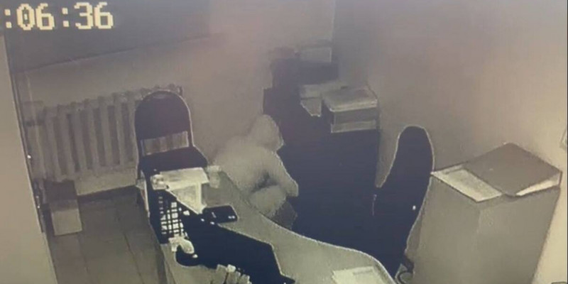 Астанада ер адам өзі жұмыс істеген мекеменің сейфінен ақша ұрлаған (ВИДЕО)