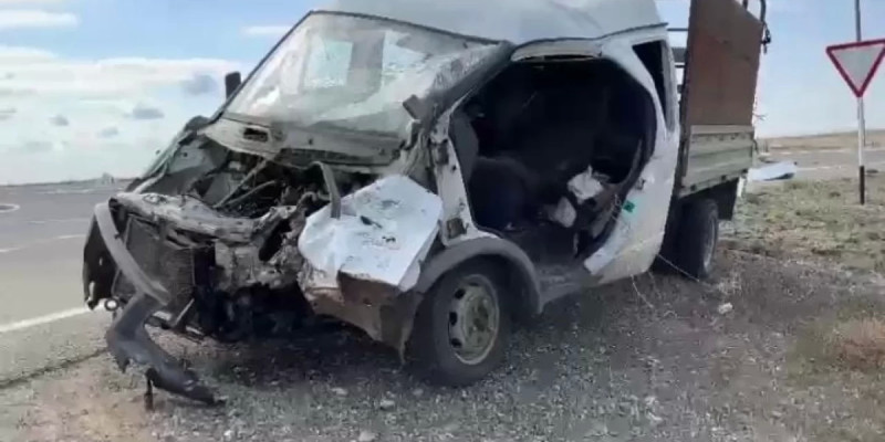 Ақтөбеде мәйітті жерлеуге бара жатқандар жол апатына ұшырады