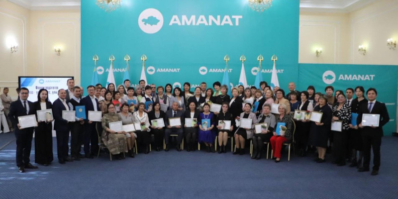 «AMANAT»: Ұстаздарға құрмет көрсетілді