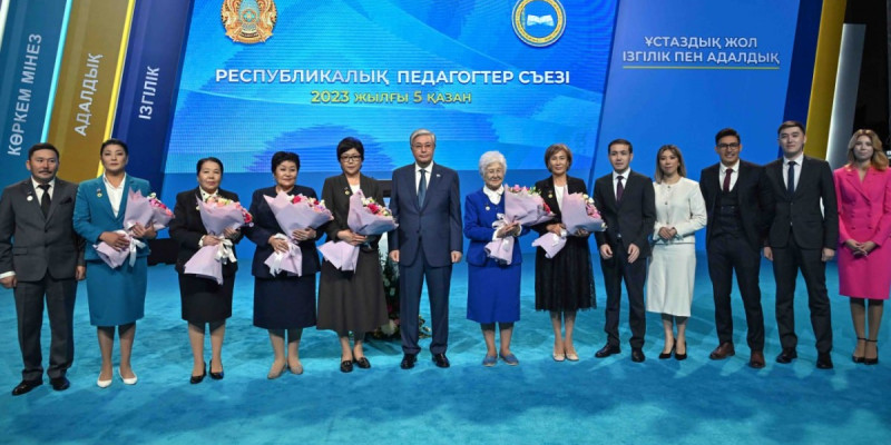 Президент 7 мұғалімге «Қазақстанның еңбек сіңірген ұстазы» құрметті атағын берді