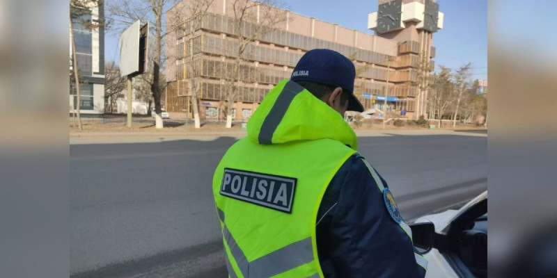 Павлодарда ер адам полицейге шабуыл жасап, погонын жұлып алған