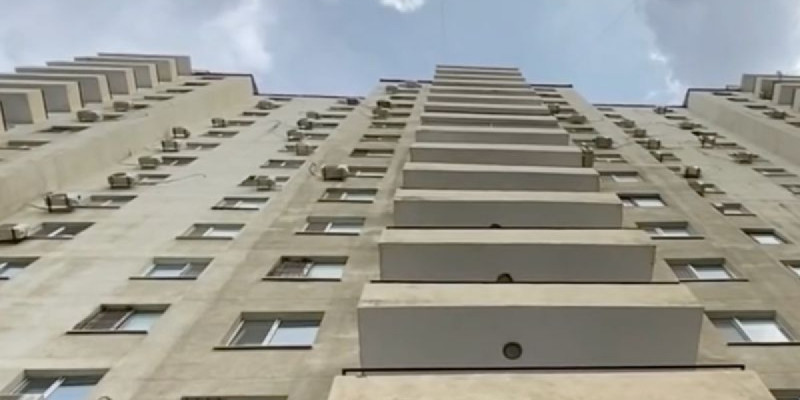 Ақтауда 16 жастағы қыз көпқабатты үйдің төбесінен құлап, қайтыс болды