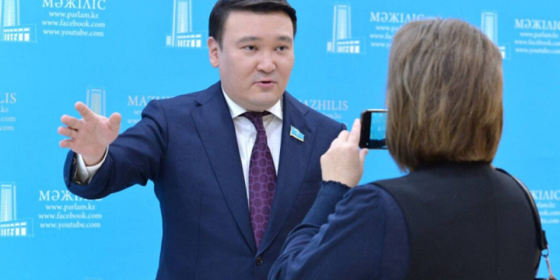 Қабырғасында тарақандар өрмелеп жүретін ескі вагондардың өзіне жаз кезінде билет таппайсың – Мақсат Толықбай