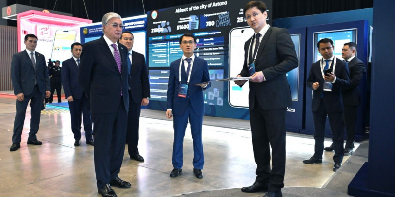 Қасым-Жомарт Тоқаев Digital Bridge форумы аясында ұйымдастырылған көрмеге барды