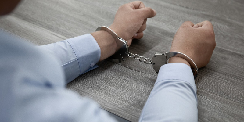 Түркістан облысында ер адам дәрігерге пышақ ала жүгірген