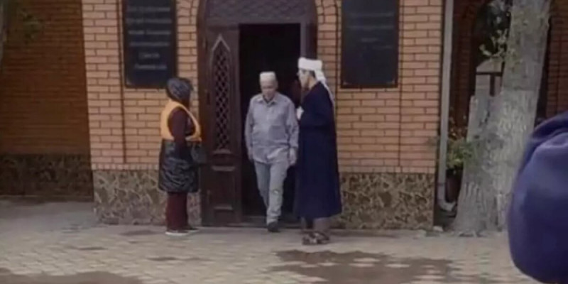 Көше сыпырушыны әжетханаға кіргізбеген «молда» халықтан кешірім сұрады