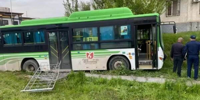 Шымкентте 6 адамды қағып кеткен автобус жүргізуші сотталды