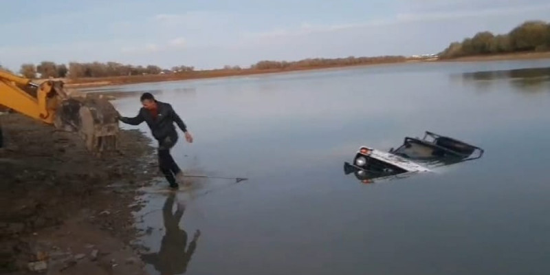 Атырауда көлік өзенге батып, екі адам мерт болды
