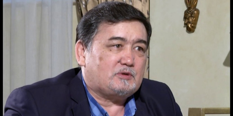 Жазушы Қали Сәрсенбай бір кездері отбасымен тауық қорада, гаражда тұрғанын айтты (ВИДЕО)