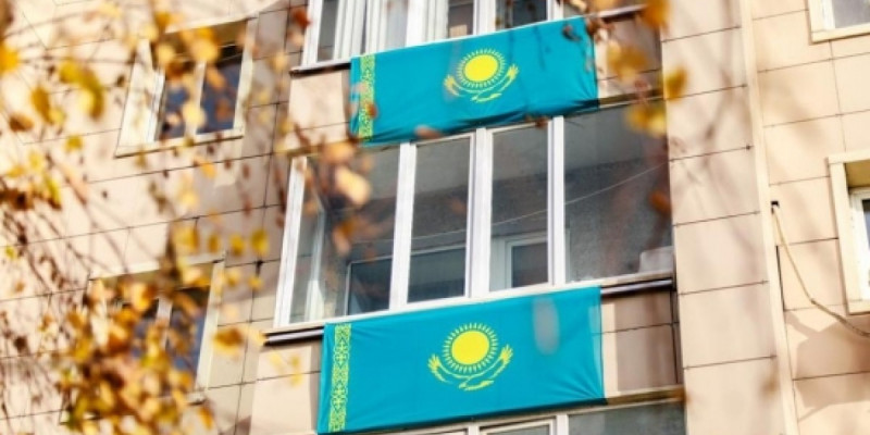 Елорда ғимараттарына мыңнан астам ту ілінді