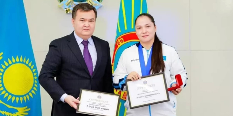 Жәмила Бақбергеноваға пәтер кілтін сыйлады