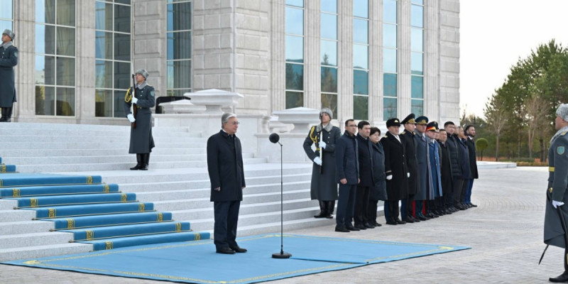 Тоқаев Мемлекеттік ту көтеру рәсіміне қатысты