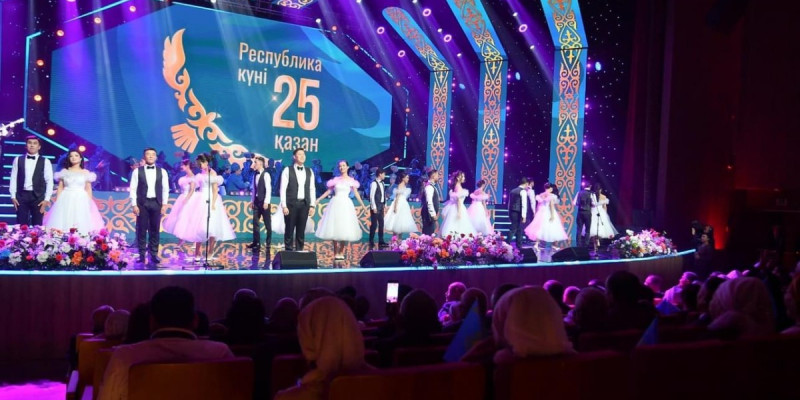 Түркістанға қызмет етуге келген «Jana lep!» өнерпаздары Республика күнінде көрерменді сүйсінтті
