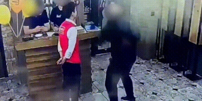 Ақтөбеде ер адам мейрамхана қызметкеріне қол жұмсады (ВИДЕО)