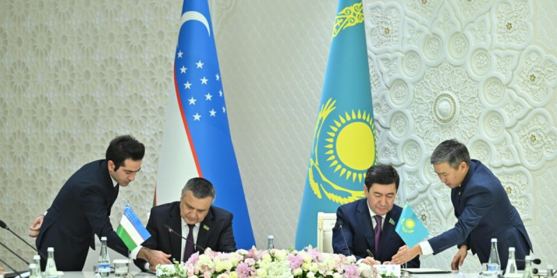 Қазақстан мен Өзбекстан Парламентаралық кеңесінің жұмысы басталды