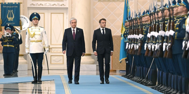 Тоқаев Ақордада Эмманюэль Макронды қарсы алды