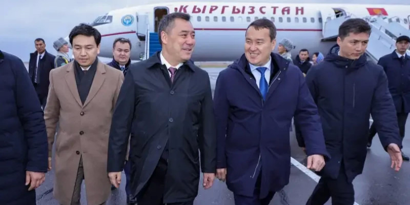 Әлихан Смайылов Астана әуежайында Қырғызстан президентін қарсы алды
