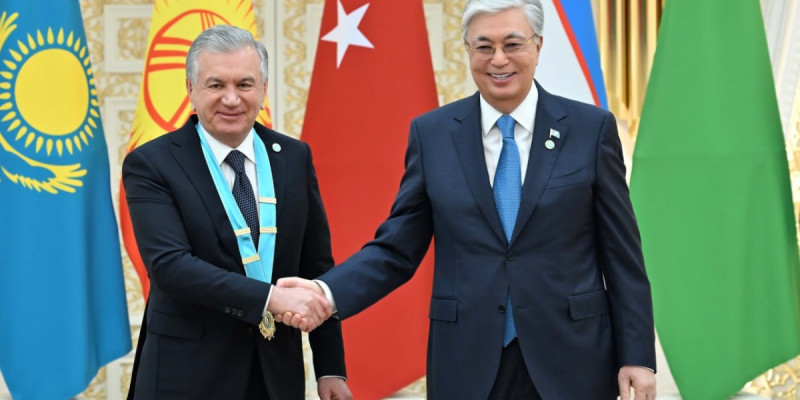 Тоқаев Өзбекстан президентін орденмен марапаттады
