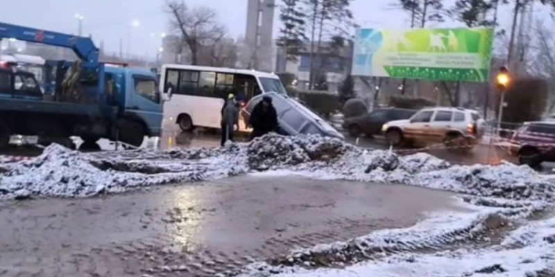 Павлодарда көлік шұңқырға түсіп кетті