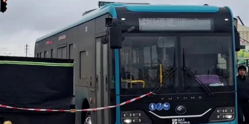 Автобустың астына түскен 45 жастағы адам мерт болды
