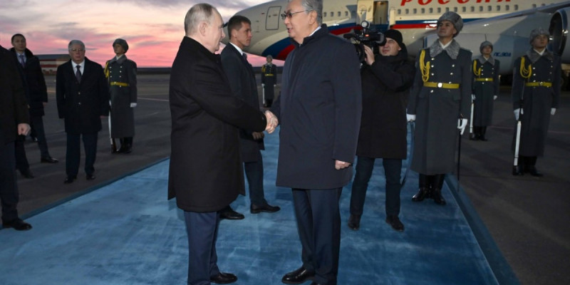 Тоқаев Ресей президентін елорда әуежайынан қарсы алды