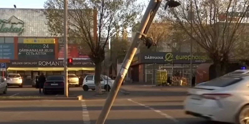 Таразда жүкті әйелге бағдаршам құлады