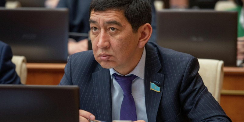 Кей өңірлерде 3 миллион теңгеге дейін пара алып, жоғары балл жинауға көмектеседі – депутаттар ҰБТ туралы мәселе көтерді