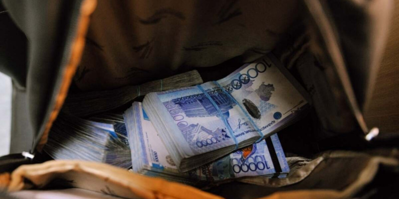 Елордалық екі тұрғын көліктен 9 млн теңге ұрлаған