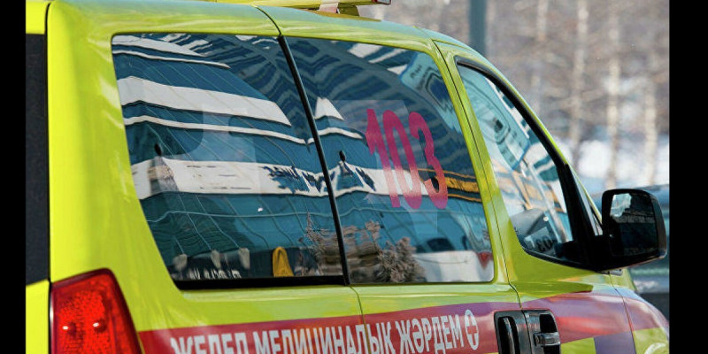 Өскеменде ер адам көпқабатты үйдің шатырынан құлап кетті