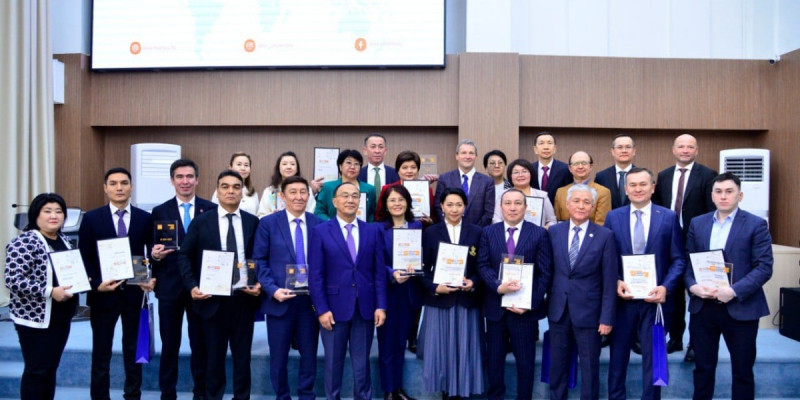 Үздік университеттерге әлемдік рейтингтің естелік белгілері мен сертификаттары табыс етілді