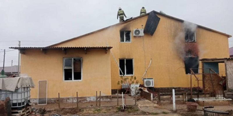 Атырауда өртеніп жатқан үйден 81 жастағы әже құтқарылды