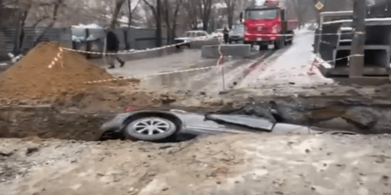 Қостанайда шұңқырға көлік құлап кетті