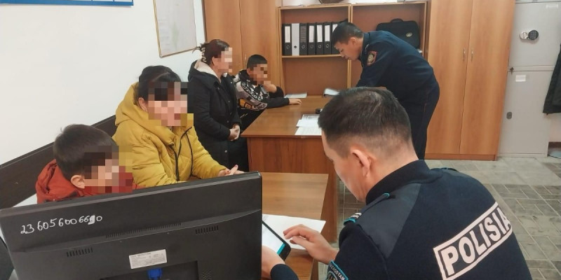 Атырауда оқушылар орталық алаңдағы шахмат фигураларын қиратып кеткен