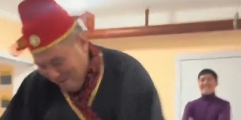 «Бұл жолы кәріс ұлтының биі»: Омар Жәлелдің билеп жүрген бейнежазбасы тарады (ВИДЕО)