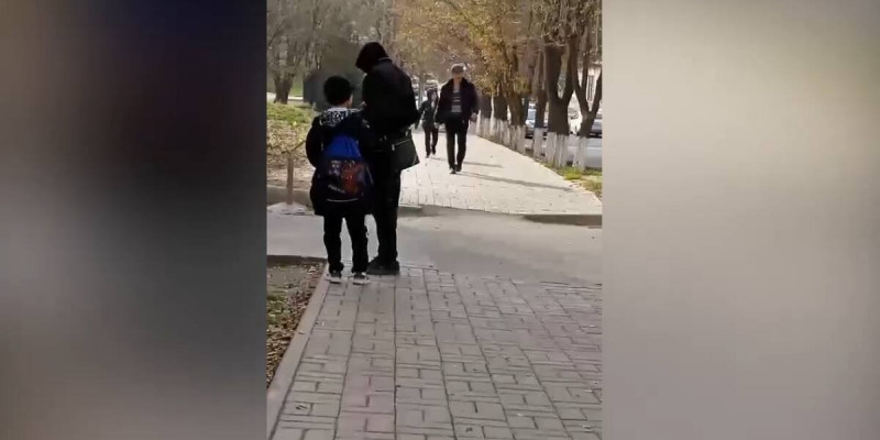 Шымкентте оқушыны тонап кеткен ер адамның әрекеті камераға түсіп қалды