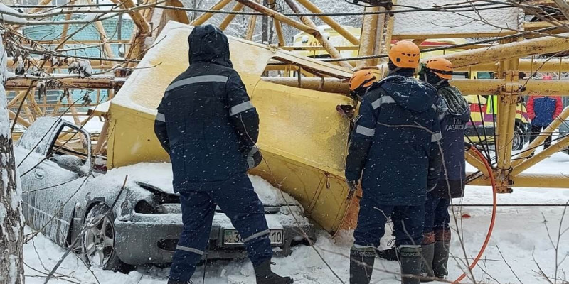 Қостанайда құрылыс алаңында кран құлап, бір адам қаза тапты