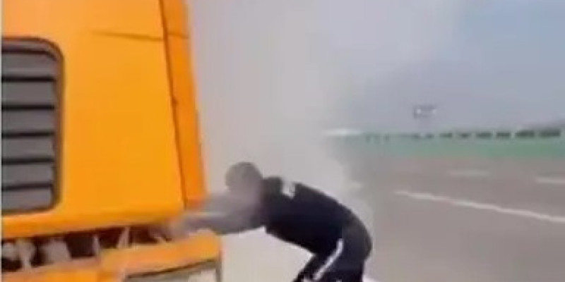 Алматы облысында тас жолда жүк көлігі өртенді