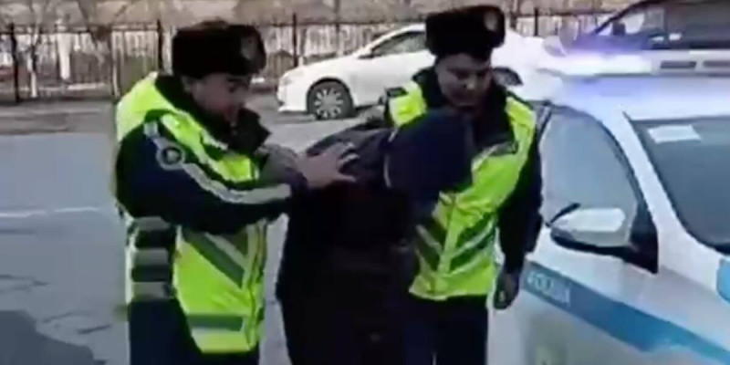 Қызылорда тұрғыны полиция қызметкеріне пышақ ала жүгірген (ВИДЕО)