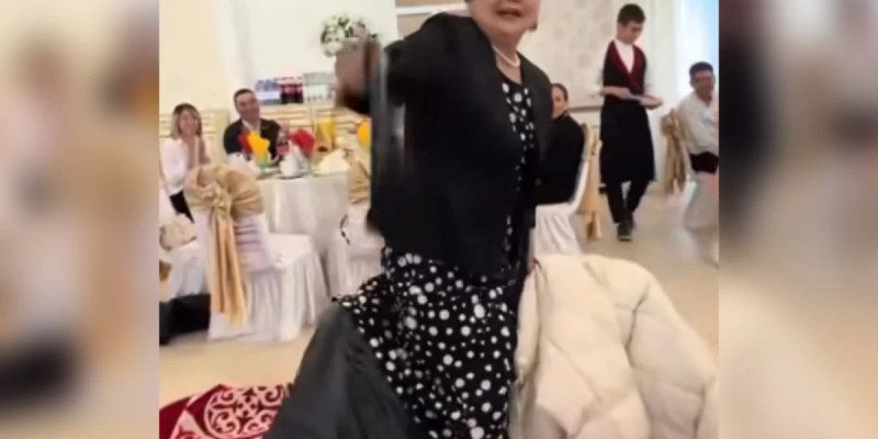 Бесікті ат қылып мінген әйелдің әрекетіне көпшілік дауласып қалды (ВИДЕО)