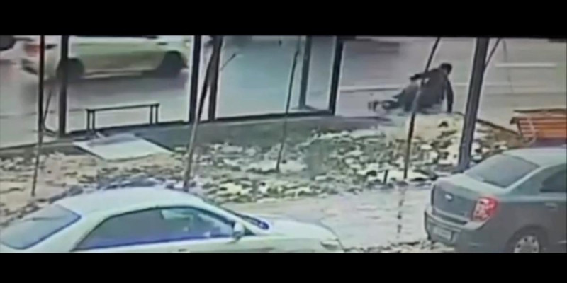 Астанада аялдама әйнегі құлап, 2 адам жарақаттанды