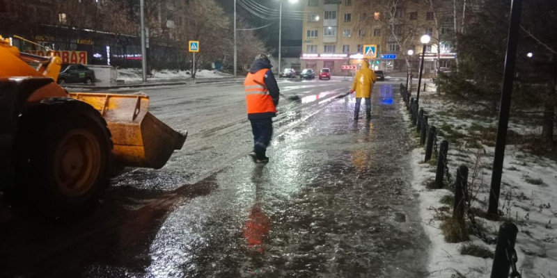 Астанада жолдар мен тротуарларға құм-тұз қоспасы себілді