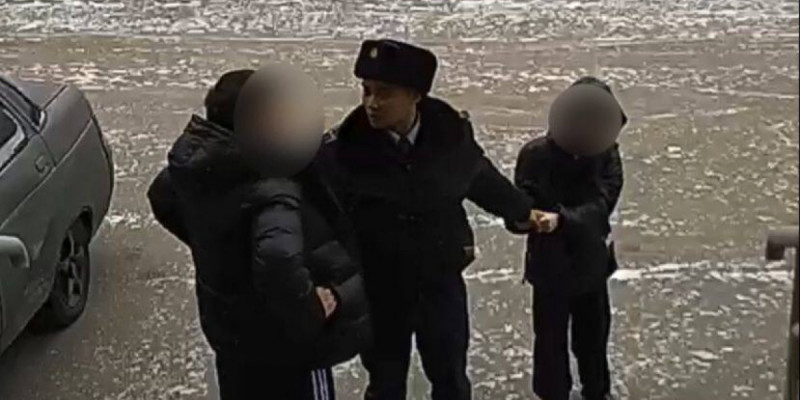 Семейде учаскелік полицей 6-сынып оқушысын мас адамнан құтқарып қалды (ВИДЕО)
