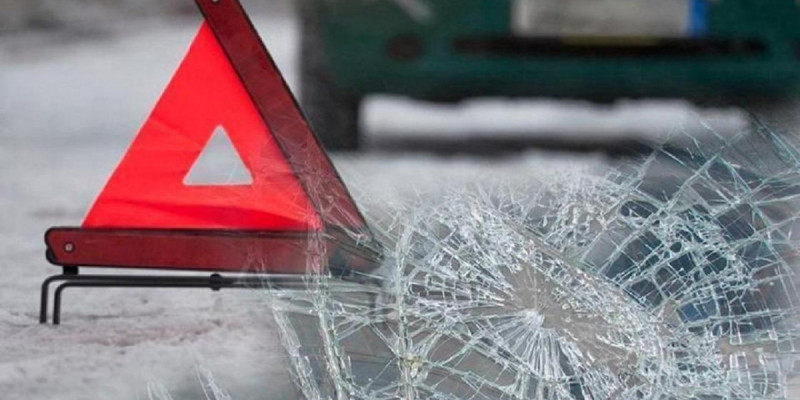 БҚО-да жол жиегінде дөңгелек ауыстырған екі адамды көлік қағып кеткен