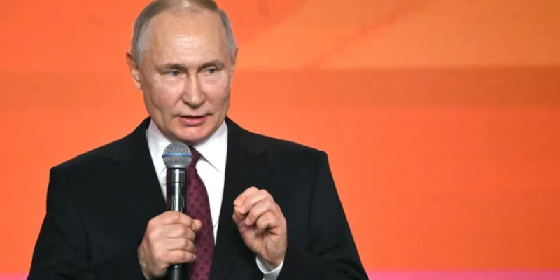 Путин президенттік сайлауға қатысатынын мәлімдеді