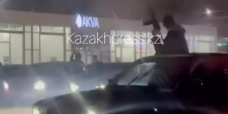 Алматыда автомат ұстап, жол ережесін бұзған жастар ұсталды (ВИДЕО)