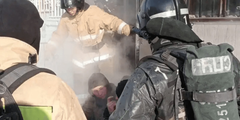 Ақтөбеде дүкеннен өрт шығып, 8 адам құтқарылды