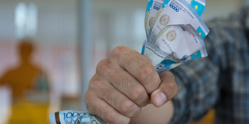 Семей тұрғыны достарының атына 39 млн теңге несие рәсімдеген
