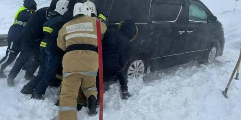 Бір тәулік ішінде жолда қалып қойған 800-ден астам адам құтқарылды...